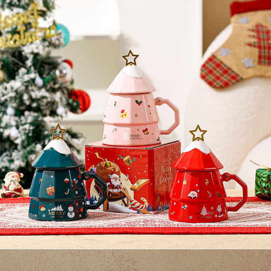 A Christmas ceramic mug with a lid and a star-shaped stirring stick, a cute-shaped Christmas tree mug, a perfect Christmas gift for family and friends.