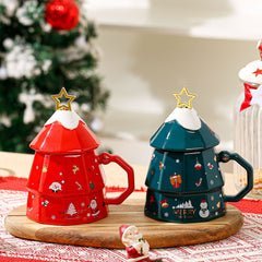 A Christmas ceramic mug with a lid and a star-shaped stirring stick, a cute-shaped Christmas tree mug, a perfect Christmas gift for family and friends.