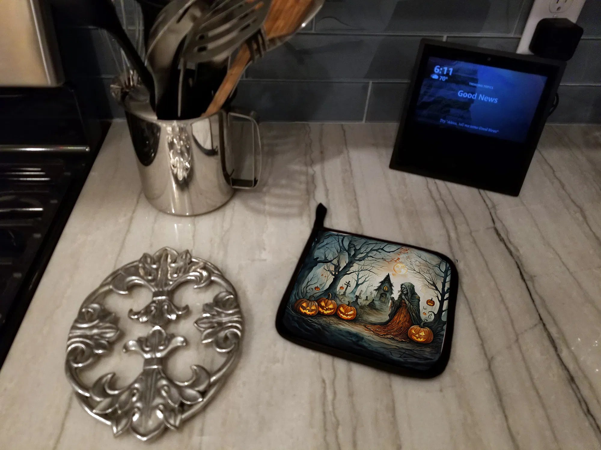 weeping woman halloween pot holders - product photo 4 of 8