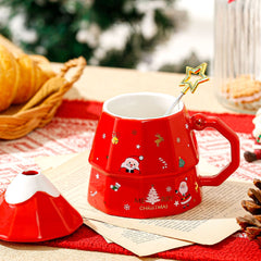 A Christmas ceramic mug with a lid and a star-shaped stirring stick, a cute-shaped Christmas tree mug, a perfect Christmas gift for family and friends.