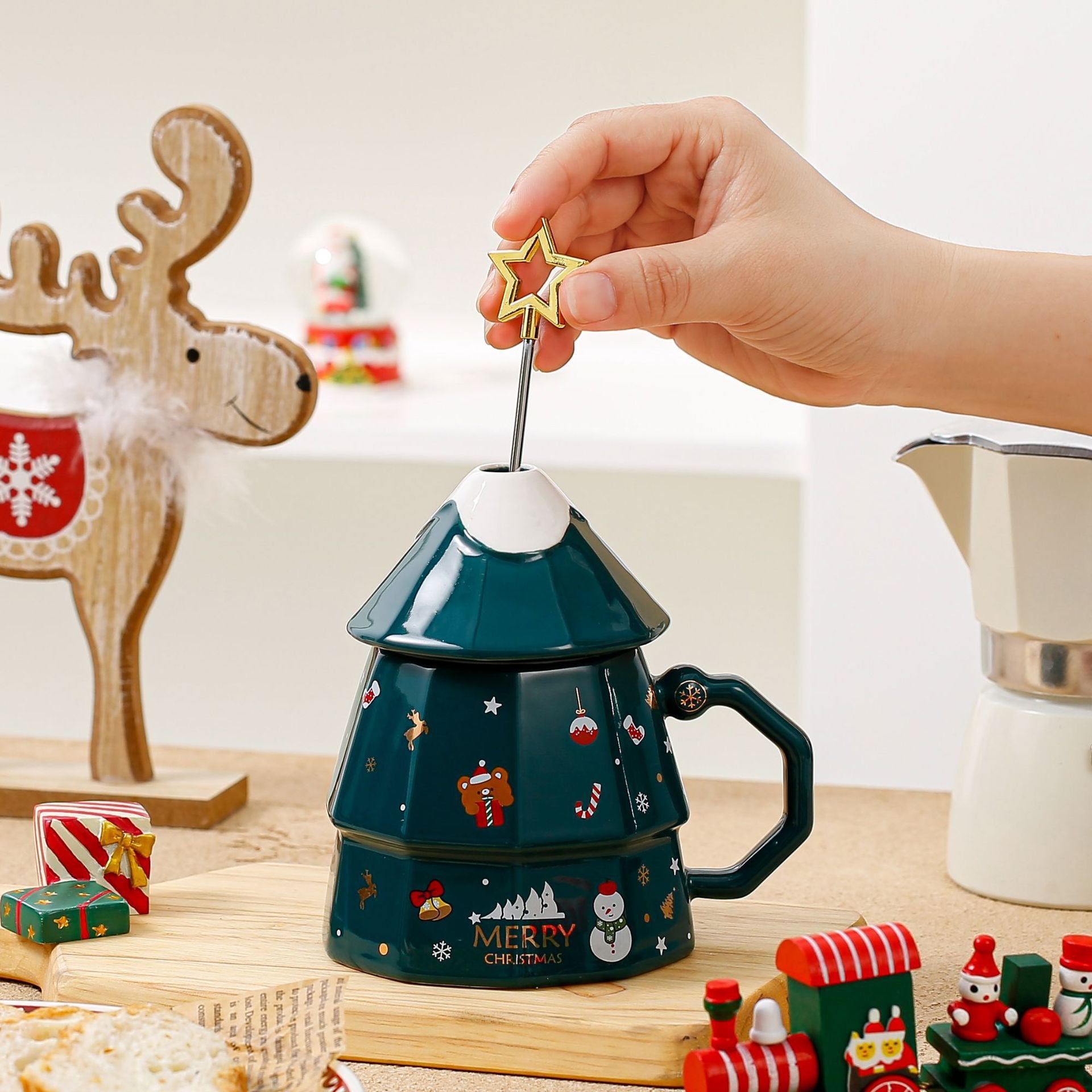 A Christmas ceramic mug with a lid and a star-shaped stirring stick, a cute-shaped Christmas tree mug, a perfect Christmas gift for family and friends.
