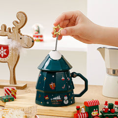 A Christmas ceramic mug with a lid and a star-shaped stirring stick, a cute-shaped Christmas tree mug, a perfect Christmas gift for family and friends.
