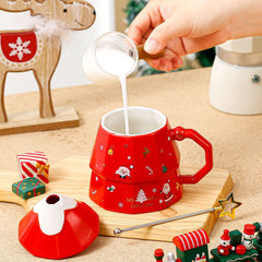 A Christmas ceramic mug with a lid and a star-shaped stirring stick, a cute-shaped Christmas tree mug, a perfect Christmas gift for family and friends.
