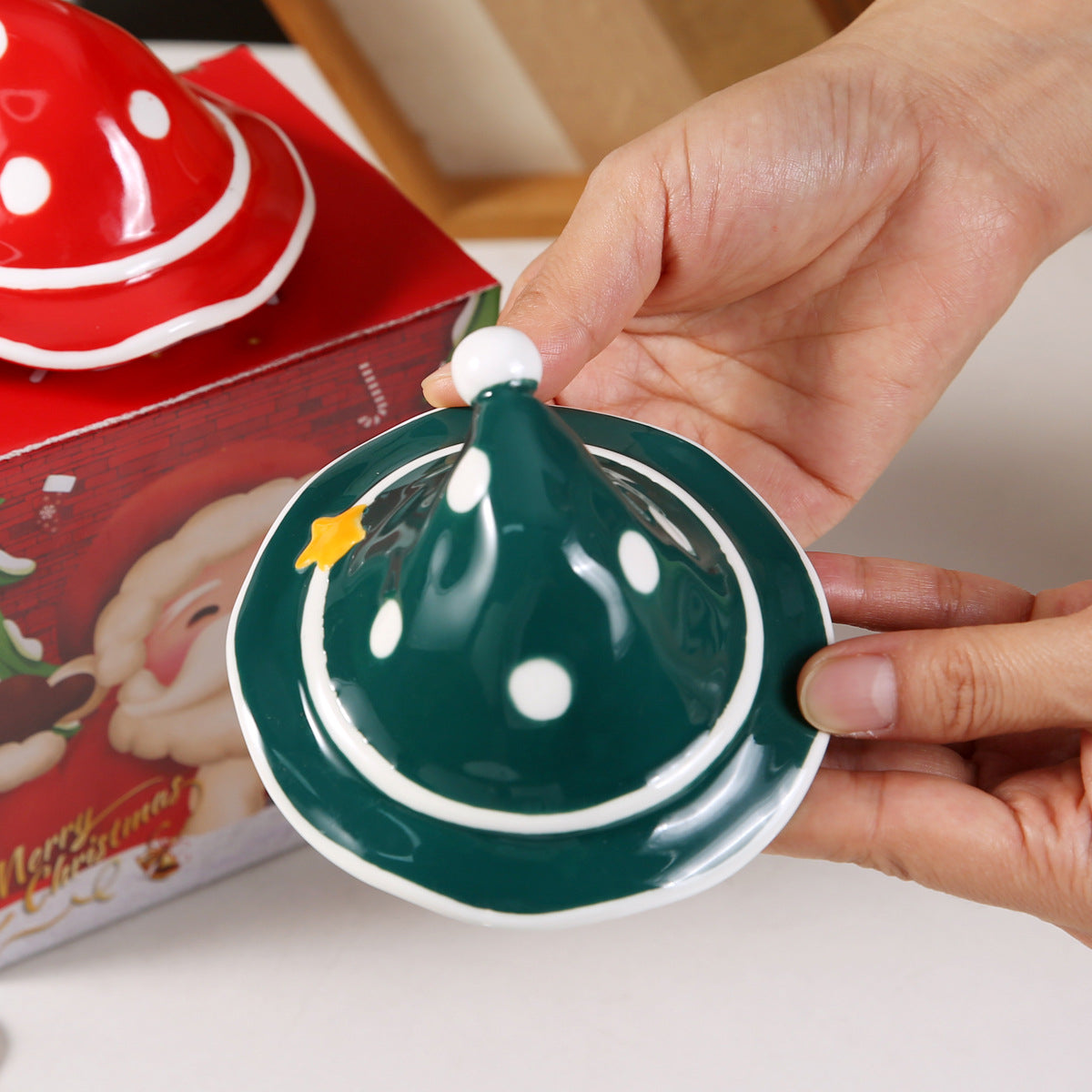 Santa Claus mug gift set - Includes a Christmas hat lid and tree-shaped spoon, with a gift box with a bag (3-piece set)