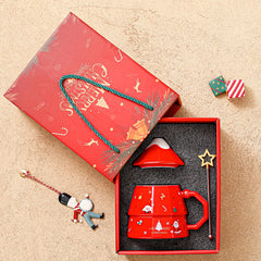 A Christmas ceramic mug with a lid and a star-shaped stirring stick, a cute-shaped Christmas tree mug, a perfect Christmas gift for family and friends.