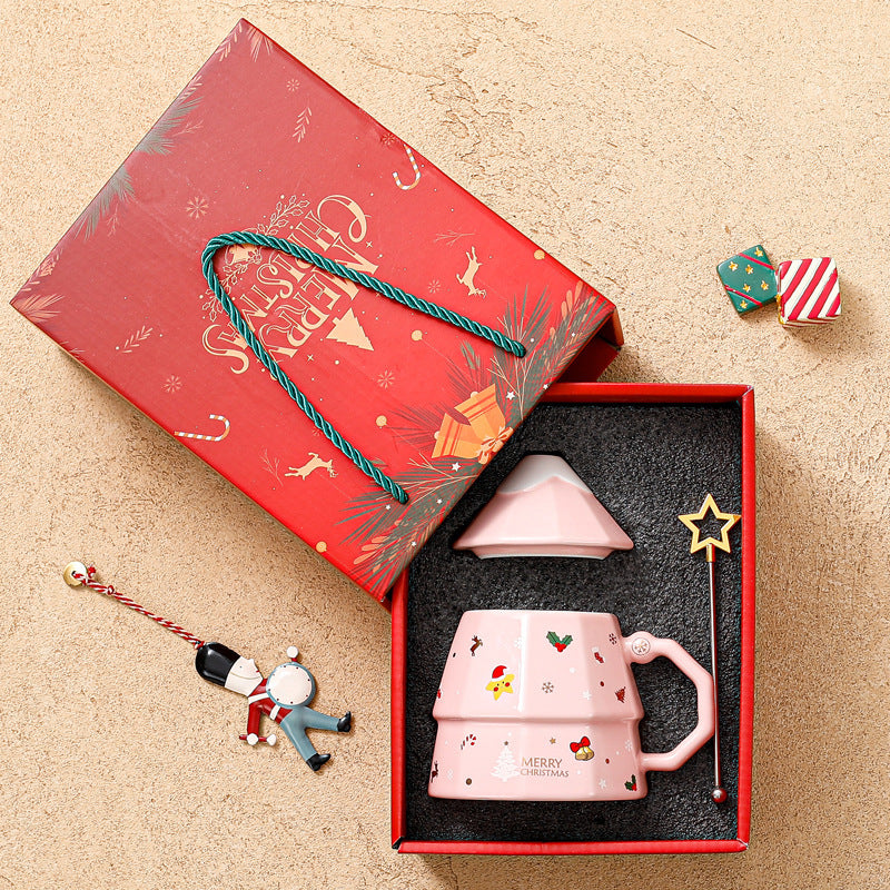 A Christmas ceramic mug with a lid and a star-shaped stirring stick, a cute-shaped Christmas tree mug, a perfect Christmas gift for family and friends.