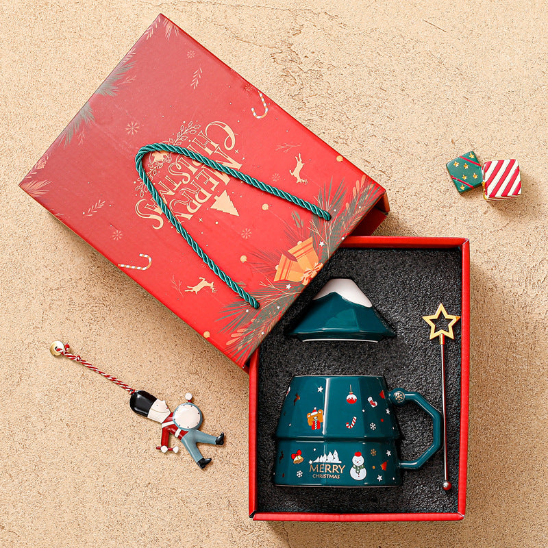 A Christmas ceramic mug with a lid and a star-shaped stirring stick, a cute-shaped Christmas tree mug, a perfect Christmas gift for family and friends.